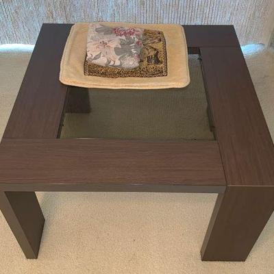 MMM185 Glasstop Wooden Coffee Table with Tablecloth and Pillow