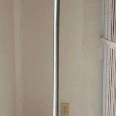 MMM010- Hampton Bay Metal Floor Lamp w/Glass Shade