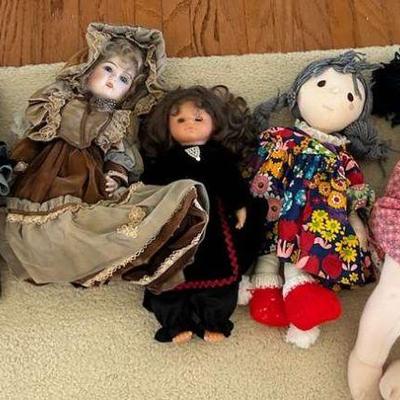MMM050- Variety of Vintage Dolls 