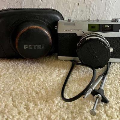 MMM033- Vintage Petri Camera W/ Shutter Cable 