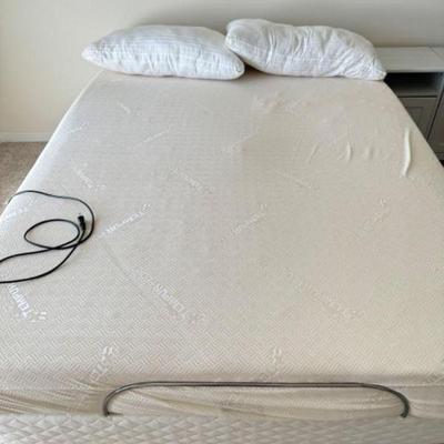 Queen Size Tempur-Pedic w/ Adjustable Base	