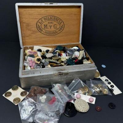 Vintage La Dilligencia Cigar Box Filled w/ Assorted Buttons	