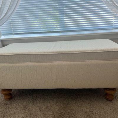 Cream Tufted Storage Bench w/ Sleek Wooden Legs	
