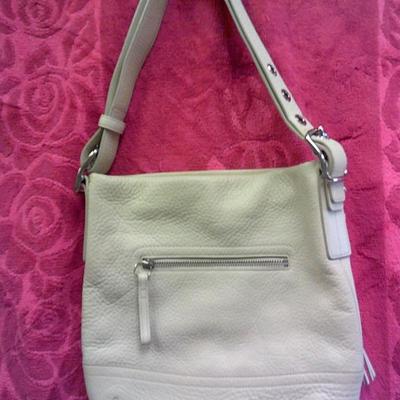 https://www.agesagoestatesales.com/product/eri7123-coach-soft-pebble-leather-ivory-hobo-handbag-excellent-condition/1048
ERI7123 COACH...