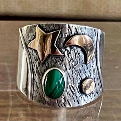 Sterling Silver & Malachite Cabochon 18K Gold Accent Moon & Stars Ring - Size 5 - Weight 7.4 Grams 