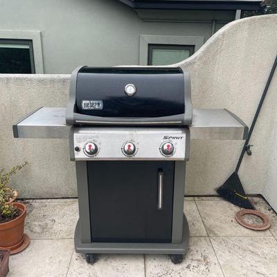 Weber Spirit BBQ 3 burner with propane tank and cover. Clean.