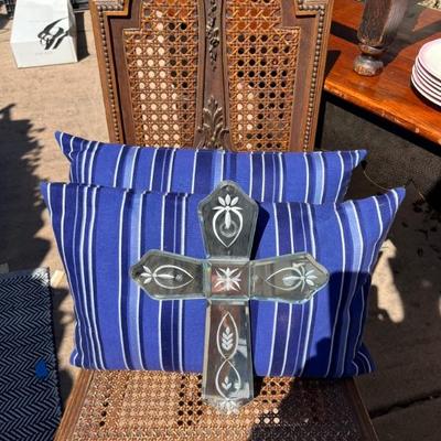 OUTDOOR PILLOWS/CROSS