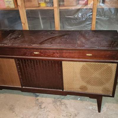 Vintage Stereo (Needs cleaning but nice Decor piece)