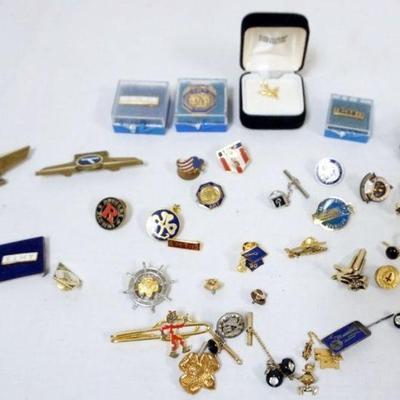 1262	GROUP OF ASSORTED PRFESSIONAL JEWELRY INCLUDING PINS, TIE TACKS
