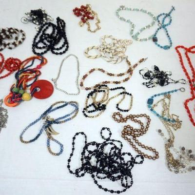 1251	VINTAGE COSTUME JEWELRY APPROXIMATELY 20+ NECKLACES INCLUDING GLASS
