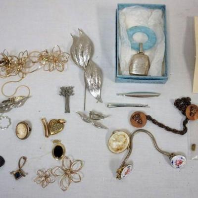 1253	MISC VINTAGE COSTUME JEWELRY INCLDUING STICK PINS, HAIR BARRETTES, RING, ETC
