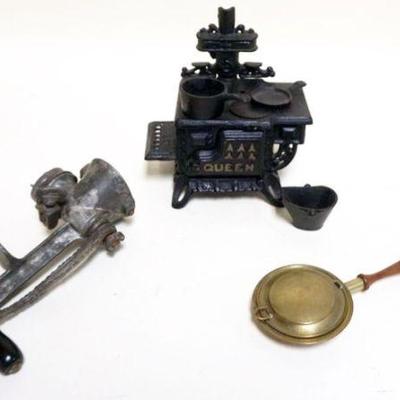 1014	GROUP OF ASSORTED MINIATURE CAST IRON *QUEEN* STOVE, MINIATURE *ROLLMAN* FOOD CHOPPER & MINIATURE BRASS BED WARMER
