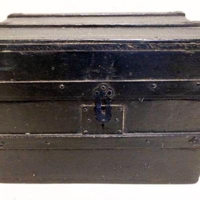 1138	MINIATURE DOLL SIZE TRUNK W/TRAY, APPROXIMATELY 12 IN X 8 IN X 9 IN HIGH
