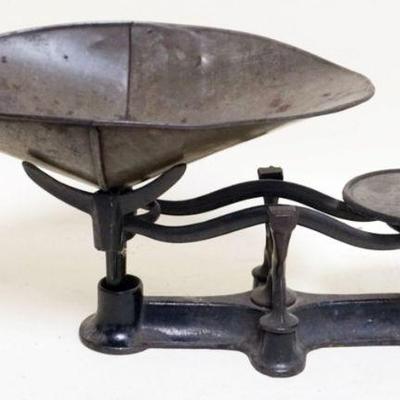 1031	ANTIQUE COUNTRY STORE COUNTER TOP SCALE, APPROXIMATELY 16 IN X 8 IN X 7 IN H
