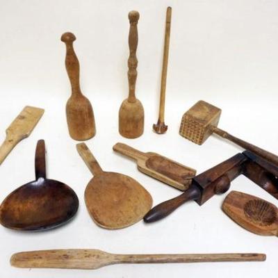 1035	GROUP OF ASSORTED PRIMITIVE WOODEN KITCHEN ITEMS, INCLUDING LADLES, STIRRERS, LEMON JUICER, ETC.

