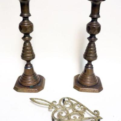 1022	PAIR OF ANTIQUE BRASS PUSH UP CANDLESTICKS APPROXIMATELY 11 I HIGH & ANTIQUE BRASS TRIVIT
