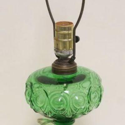 1083	ANTIQUE GREEN GLASS KEROSENE LAMP, APPROXIMATELY 21 IN HIGH
