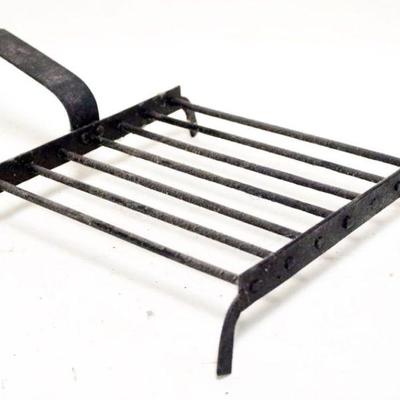 1043	ANTIQUE WROUGHT IRON HEARTH GRIDIRON, APPROXIMATELY 13 IN X 9 IN X 4 IN H
