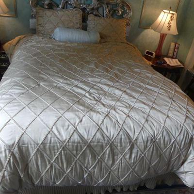 Queen Size Bed Linens (See Description)