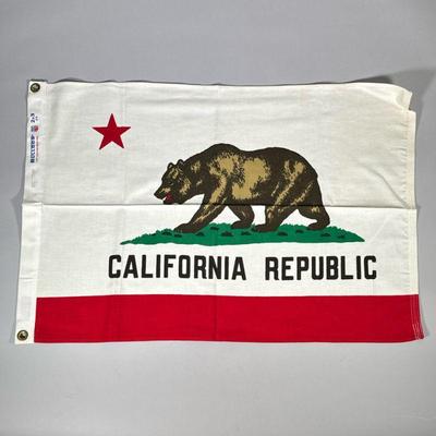 VINTAGE CALIFORNIA REPUBLIC FLAG | l. 23 x w. 34 in

