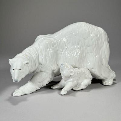 LLADRO PORCELAIN BEARS | White porcelain polar bear group of mama and cub, marked on the bottom. - l. 13.5 x w. 6 x h. 7.5 in
