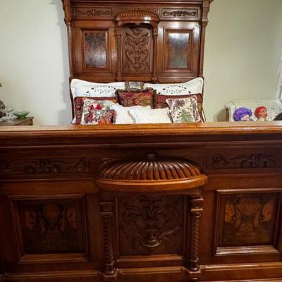 Beautiful antique full size bed 