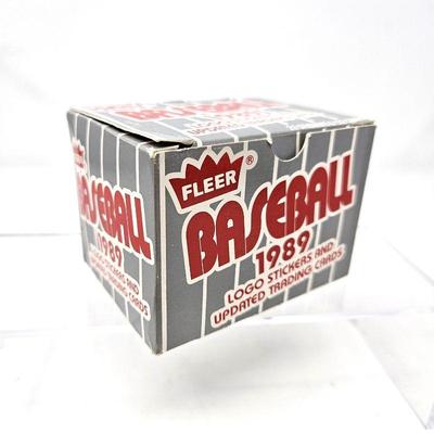 Lot #16 - 1989 Fleer Update baseball - 132 card boxed set.
