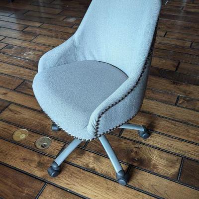 Swivel office chair