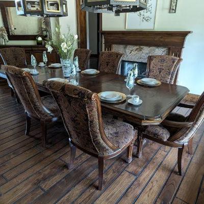 Extendable dining table and chairs set