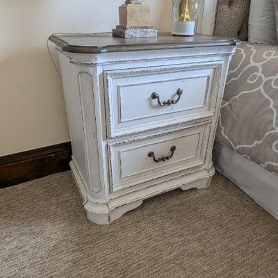 Magnolia Manor 2-drawer nightstand