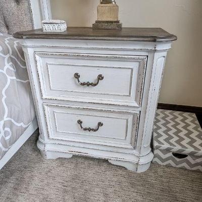 Magnolia Manor 2-drawer nightstand