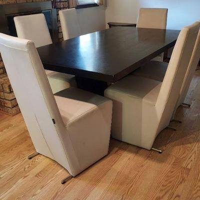 ZURI Dining table and chairs