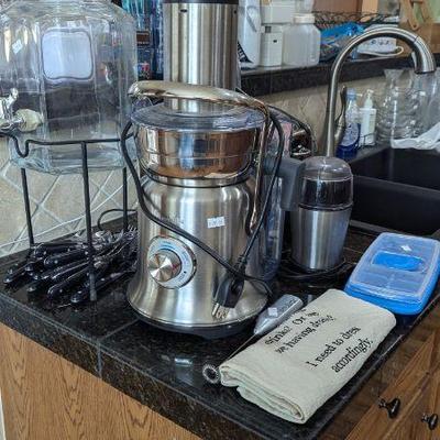 Breville Juicer, glass beverage dispenser