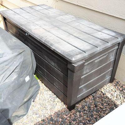 Outdoor storage deck box