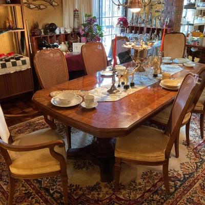 Dining table, has 2 adittional 20” leaves