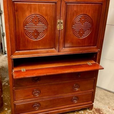 Solid rosewood cabinet
Asian mid century modern, has desk pull out, 3 drawers