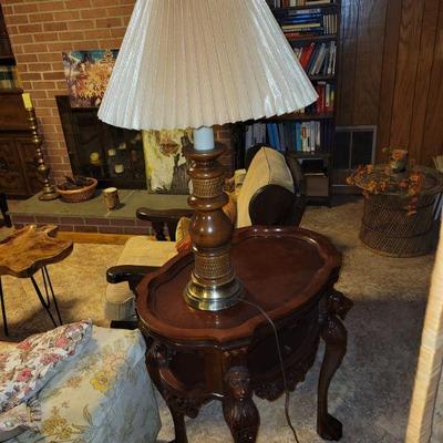 wood end table, lamps