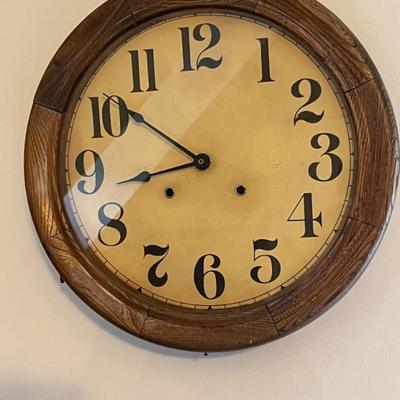 Round wall clock