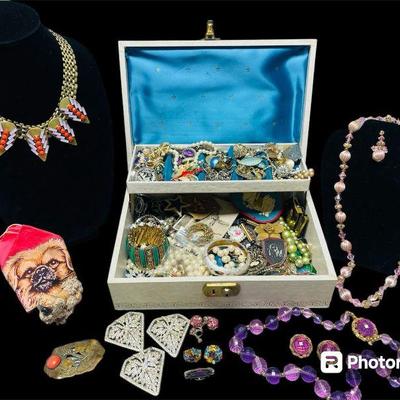 KIHE720 Random Jewelry	Large assortment of random jewelry pieces. Old photos, Boy Scout patches, Pekingese items & more. 
