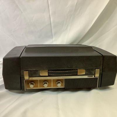 DEJE 310 Vintage Portable Electric Mustang 200 Record Player	Record player works.  Model V941x.
