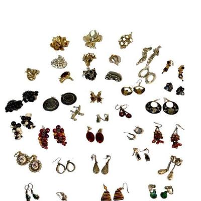DEJE325 Vintage Jewelry	There are 9 Broches and a wide variety of earrings from dainty to classy to fun.  
