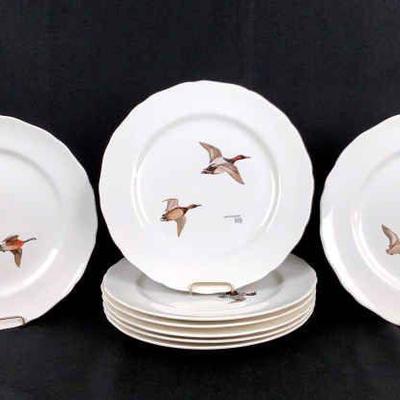 FLRO212 Vintage Lynn Bogue Migrating Birds Plates	8 plates of a different set of hunting birds on them, set from Sun Glow Studios. 
