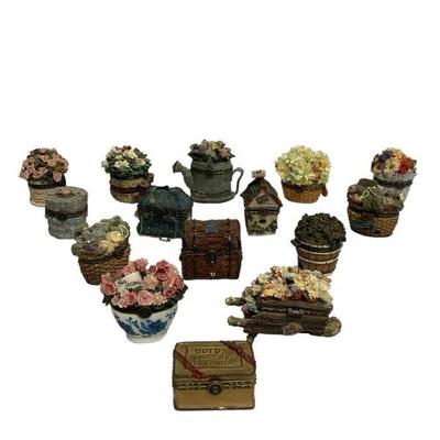 DEJE324 Boyds Bear Collectibles Miniature Boxes	A box for every occasion. Boxes open and most have a saying or removable pieces, inside.
