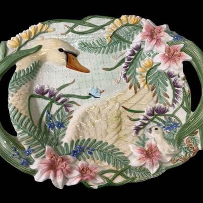DEJE306 Fitz & Floyd Swan Platter	Beautiful Mother and baby swan platter.  
