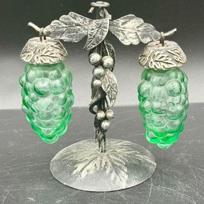 Vintage Glass Hanging Grape Salt & Pepper Shakers Made In “Taiwan Republic Of China”
