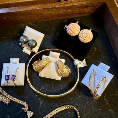 Amethyst and Tahitian pearl earrings... and more gold 