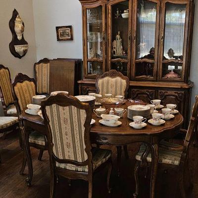 Dining set with leaves and 8 chairs NOW $62.50 set