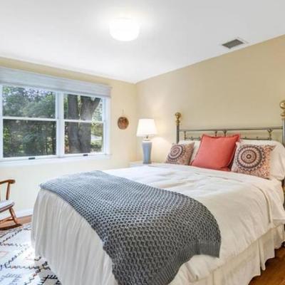 Queen Bed Shifman mattress (no headboard)