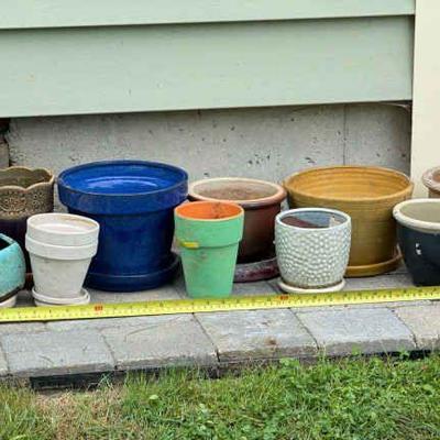 Mid-Size Glazed & Decorative Ceramic Pots
