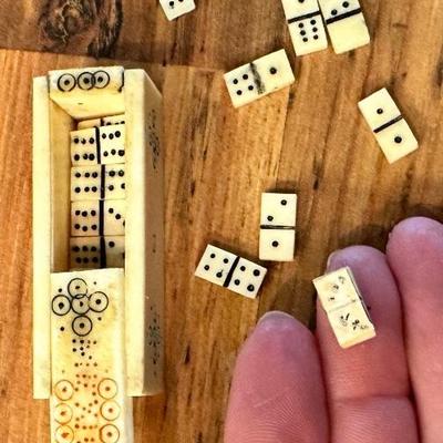 Miniature dominos 